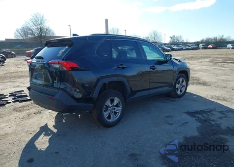 2022 Toyota Rav4 Xle z USA, uszkodzony, nr VIN 2T3P1RFVXNW272481